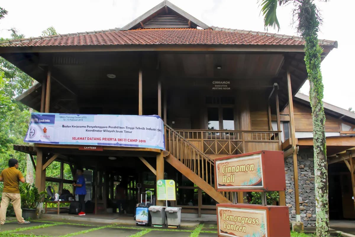 Bangunan kayu Cinnamon Executive Meeting Room dengan tangga menuju lantai atas dan papan penunjuk Cinnamon Hall serta Lemongrass Canteen.